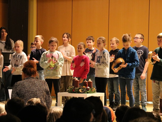 2024 12 16WeihnachtssingenAula 15